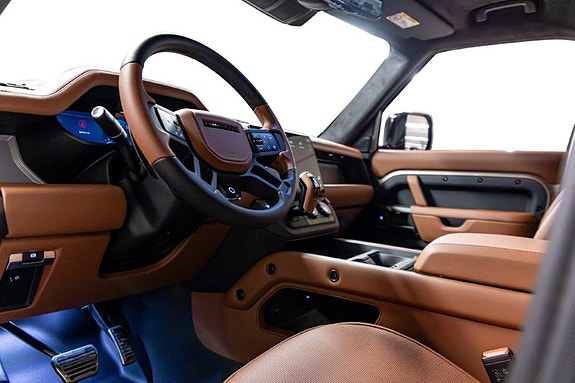 Land Rover Defender 110 22 of 30