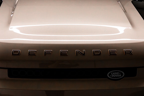 Land Rover Defender 110 20 of 30