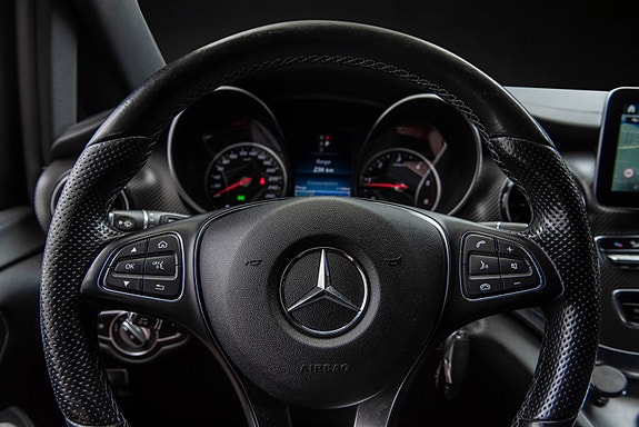 Mercedes-Benz V300 d 17 of 30
