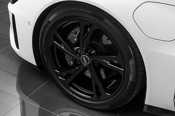 Audi e-tron GT 13 of 30
