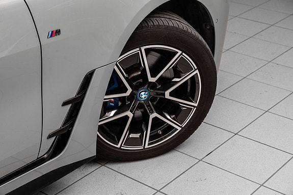 BMW i4 11 of 30