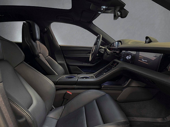 Porsche Taycan Cross Turismo 16 of 30