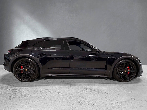 Porsche Taycan Cross Turismo 11 of 30