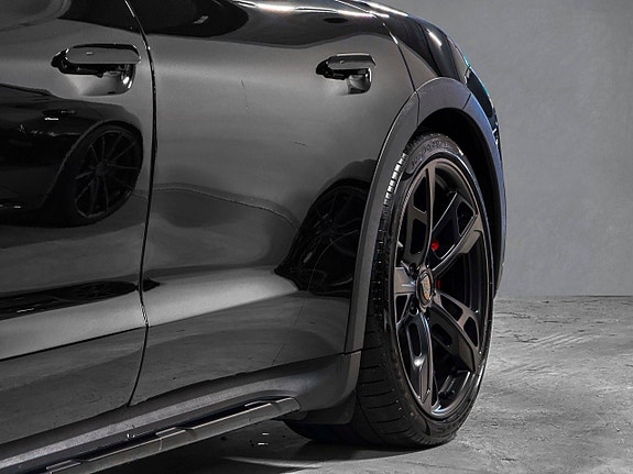 Porsche Taycan Cross Turismo 12 of 30