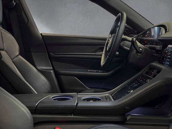 Porsche Taycan Cross Turismo 17 of 30