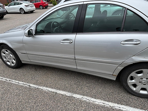 Mercedes-Benz C200 12 of 14