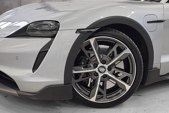 Porsche Taycan Cross Turismo 9 of 30