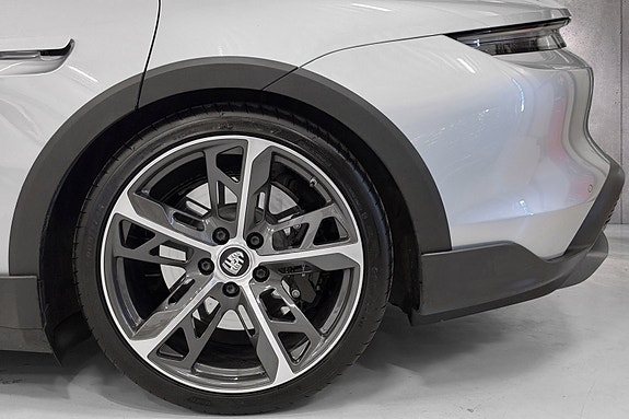 Porsche Taycan Cross Turismo 12 of 30