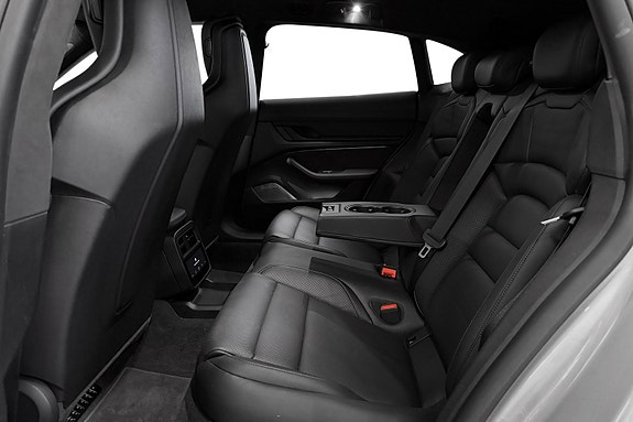 Porsche Taycan Cross Turismo 22 of 30