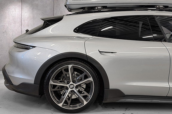 Porsche Taycan Cross Turismo 8 of 30