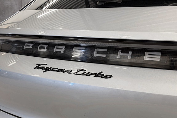 Porsche Taycan Cross Turismo 15 of 30