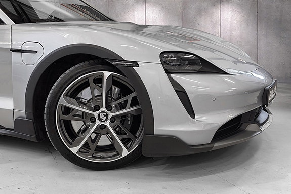 Porsche Taycan Cross Turismo 6 of 30