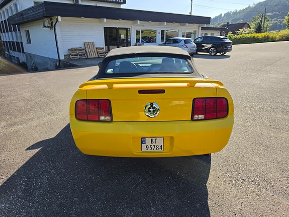 Ford Mustang 6 of 25