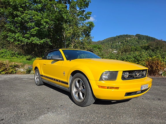Ford Mustang 3 of 25