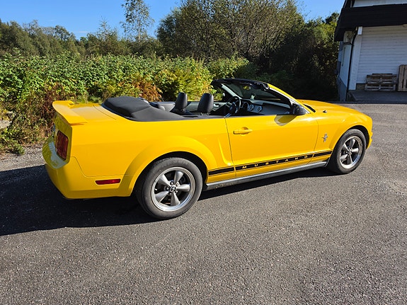 Ford Mustang 13 of 25