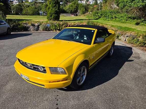 Ford Mustang 4 of 25