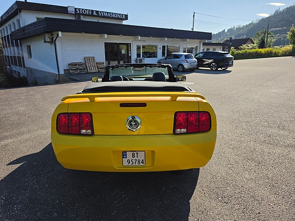 Ford Mustang 12 of 25