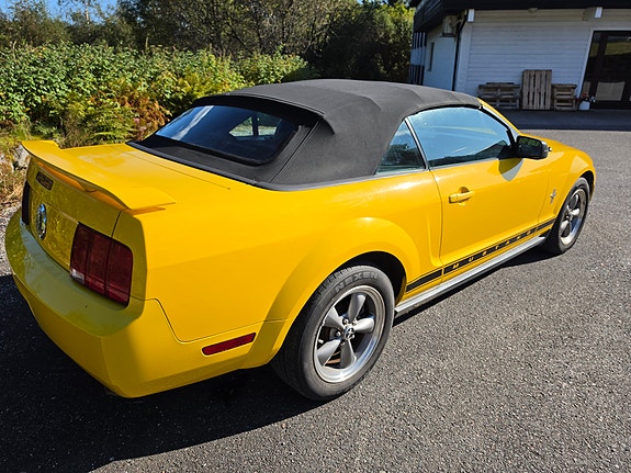 Ford Mustang 7 of 25