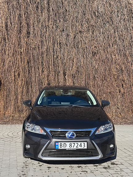 Lexus CT200h 2 of 7