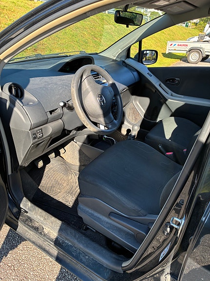Toyota Yaris 6 of 11