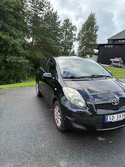 Toyota Yaris 3 of 11