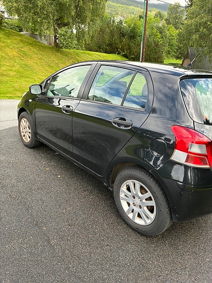 Toyota Yaris 7 of 11