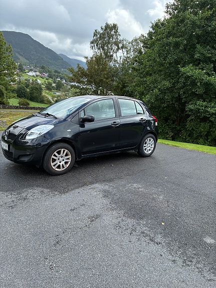 Toyota Yaris 4 of 11