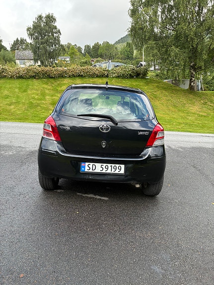 Toyota Yaris 2 of 11