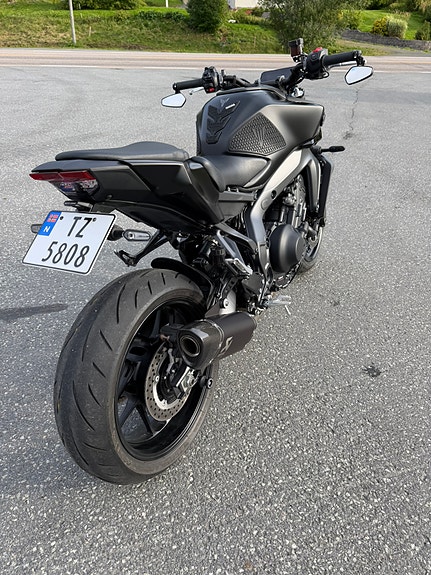 Yamaha MT-09 4 of 8