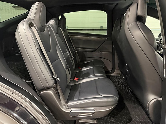 Tesla Model X 10 of 29