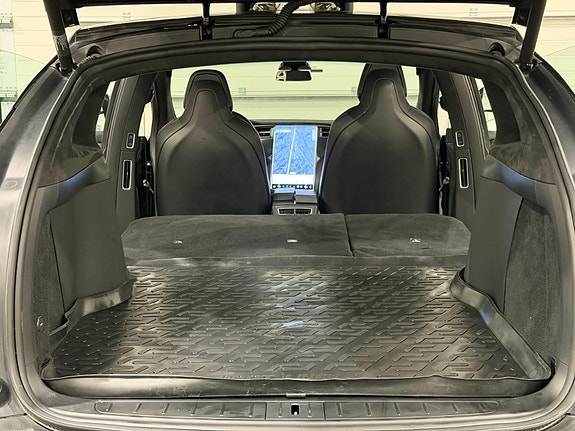 Tesla Model X 15 of 29