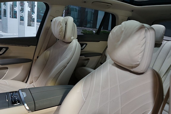 Mercedes-Benz EQS SUV 13 of 16