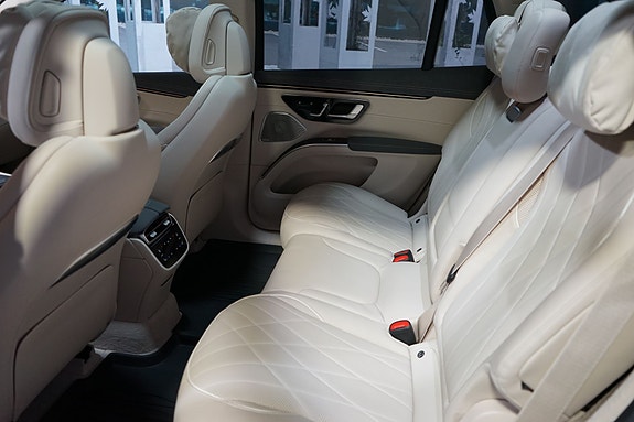 Mercedes-Benz EQS SUV 15 of 16