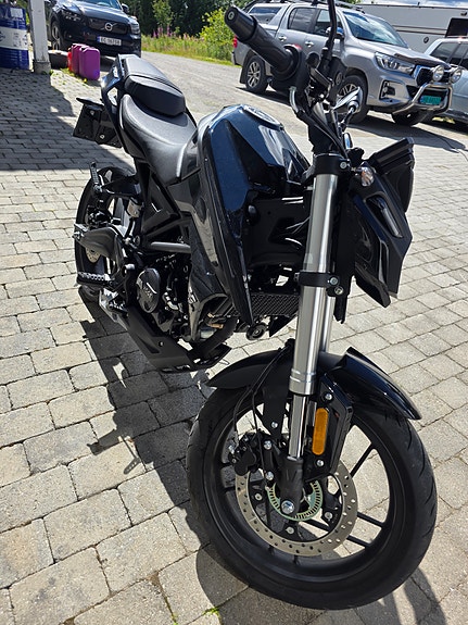 VOGE 125 R 4 of 8