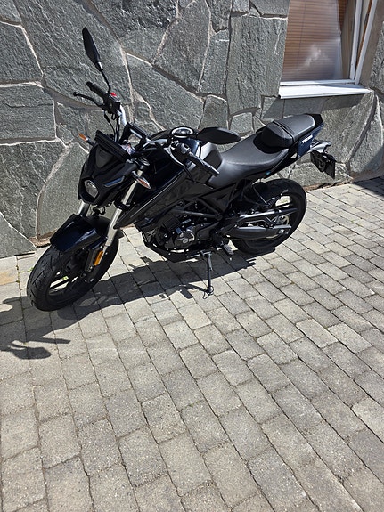 VOGE 125 R 2 of 8