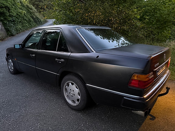 Mercedes-Benz 300 E 5 of 8
