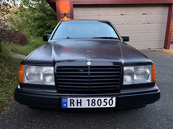 Mercedes-Benz 300 E 2 of 8
