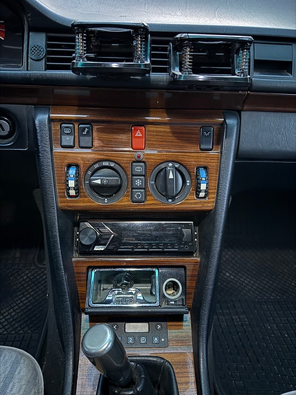 Mercedes-Benz 300 E 8 of 8