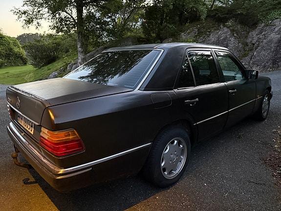 Mercedes-Benz 300 E 4 of 8