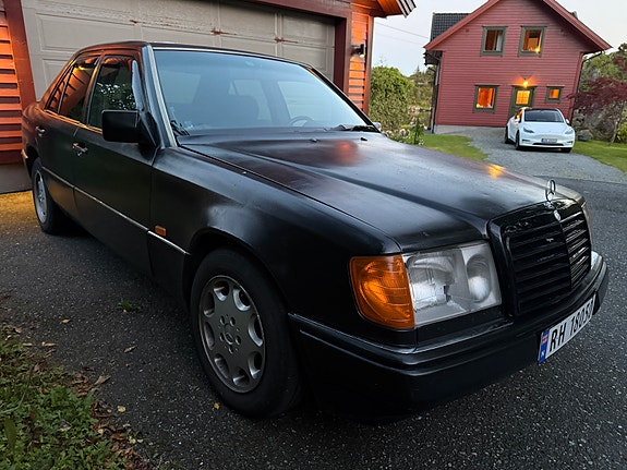 Mercedes-Benz 300 E 3 of 8