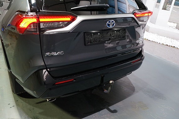 Toyota RAV4 Plug-in Hybrid 8 of 13