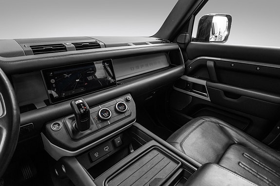 Land Rover Defender 110 16 of 30