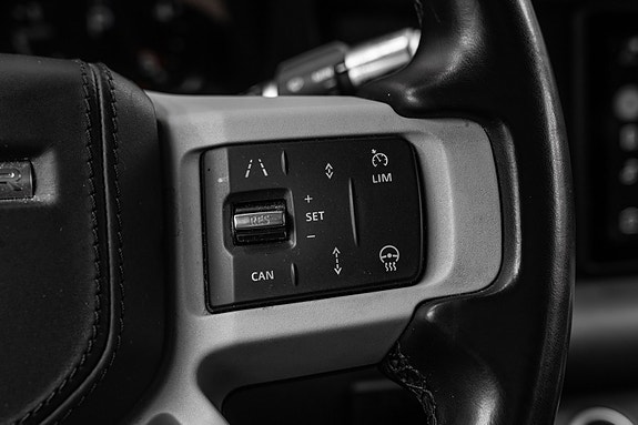 Land Rover Defender 110 25 of 30