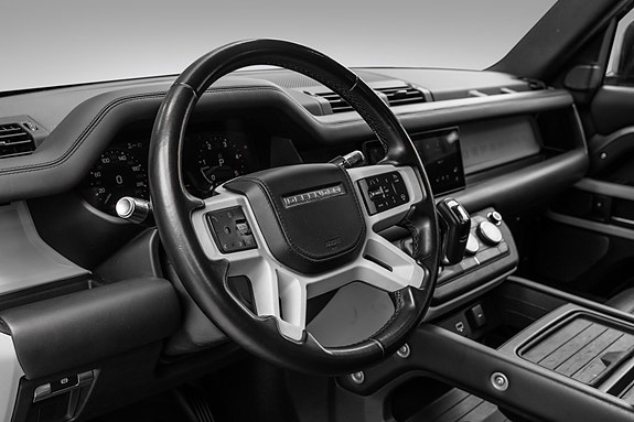 Land Rover Defender 110 14 of 30