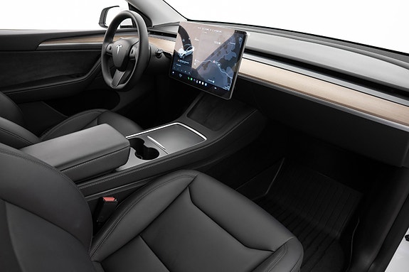 Tesla Model Y 9 of 25