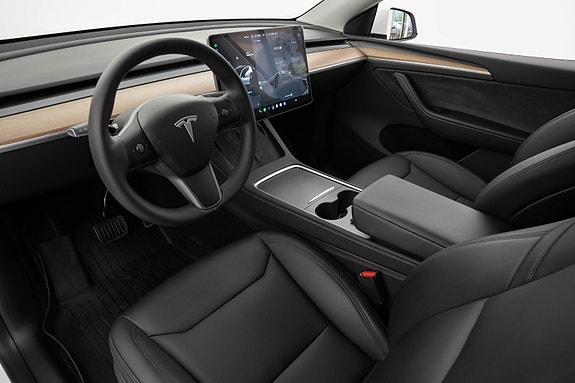 Tesla Model Y 7 of 25