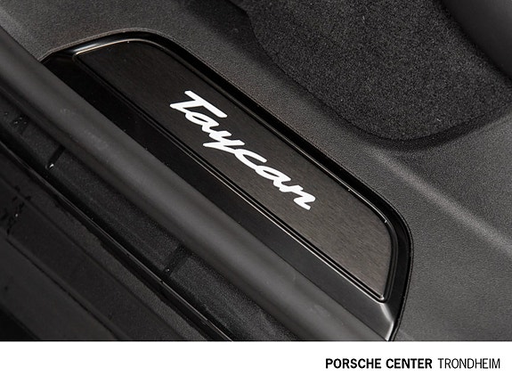 Porsche Taycan Sport Turismo 28 of 30