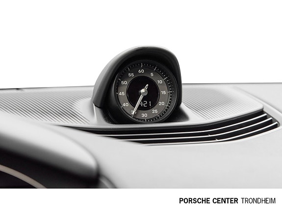 Porsche Taycan Sport Turismo 12 of 30