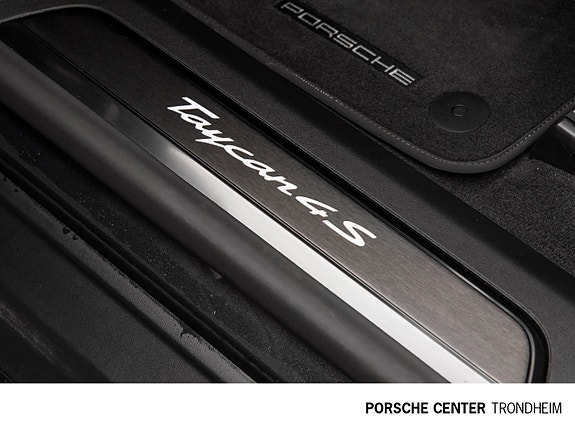 Porsche Taycan Sport Turismo 23 of 30