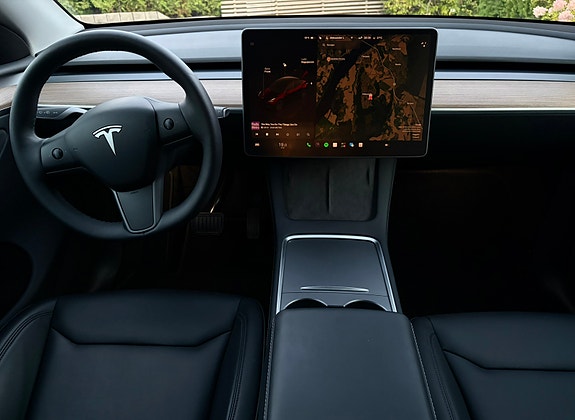 Tesla Model Y 17 of 25